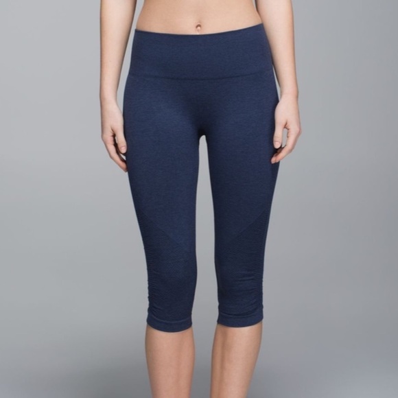 Lululemon In The Flow Crop - Picture 1 of 6